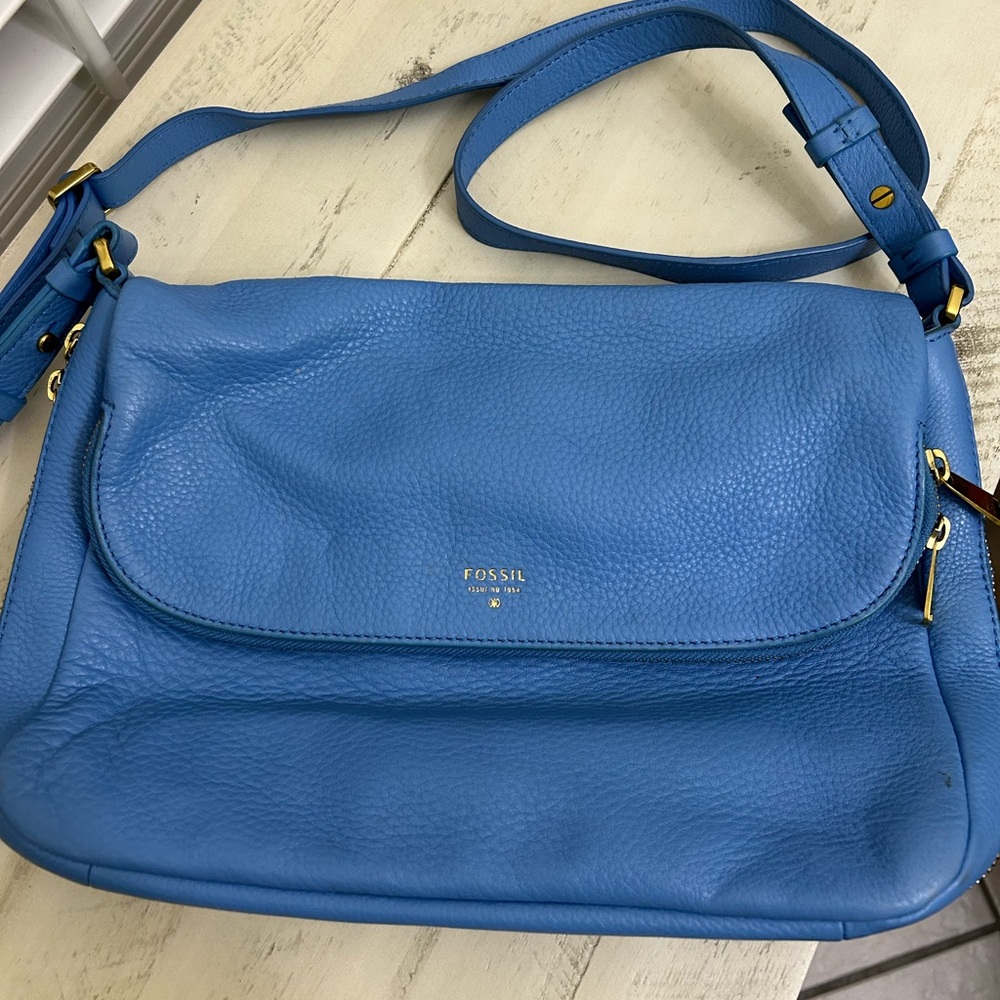 Cobolt blue FOSSIL leather 💙 flap over purse